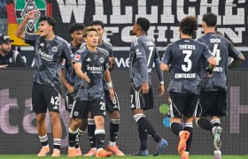 27岁日本球星梅开二度,助攻无敌!现场视角惊艳德甲比赛
